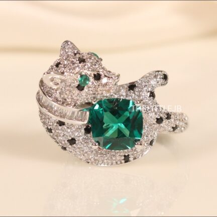 Panther ring with round emerald stone