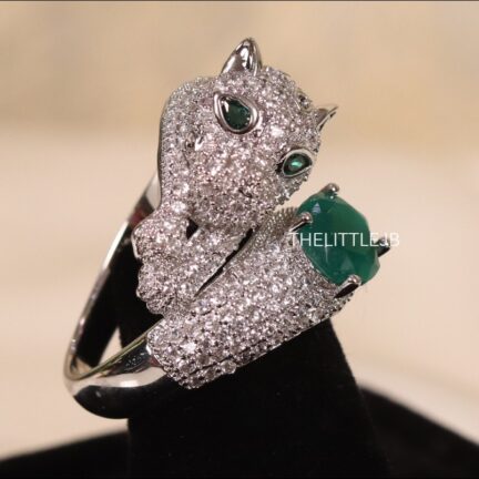 Sparkling panther ring with green emerald stone